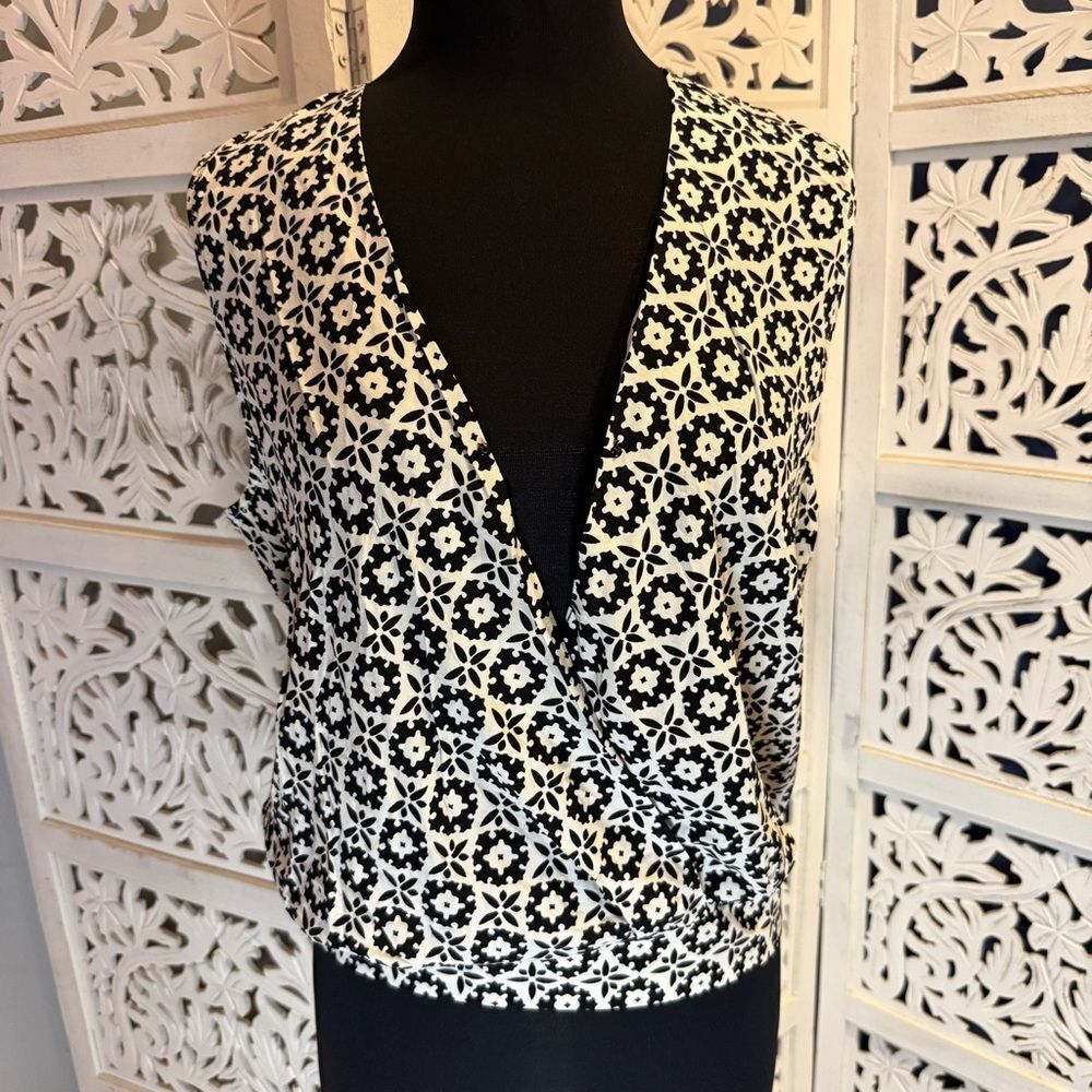 NWT Vince Camuto Black and White Geometric Blouse Sz M